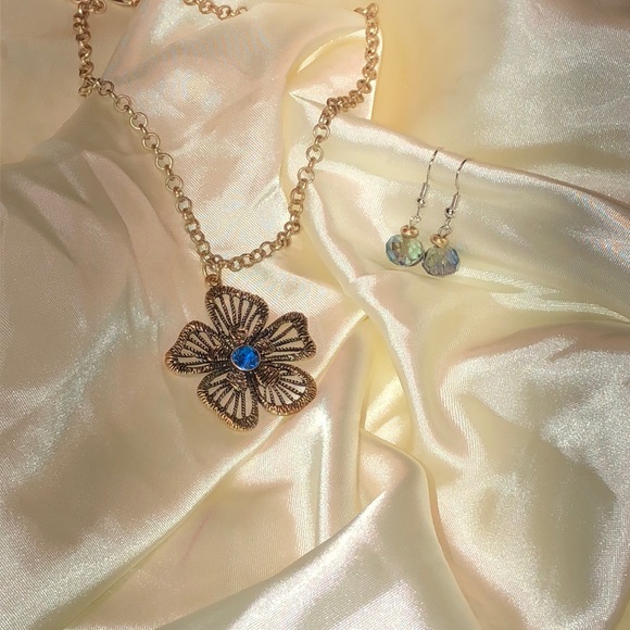 Gorgeous blue flower pendant with earrings NWT - Picture 3 of 6